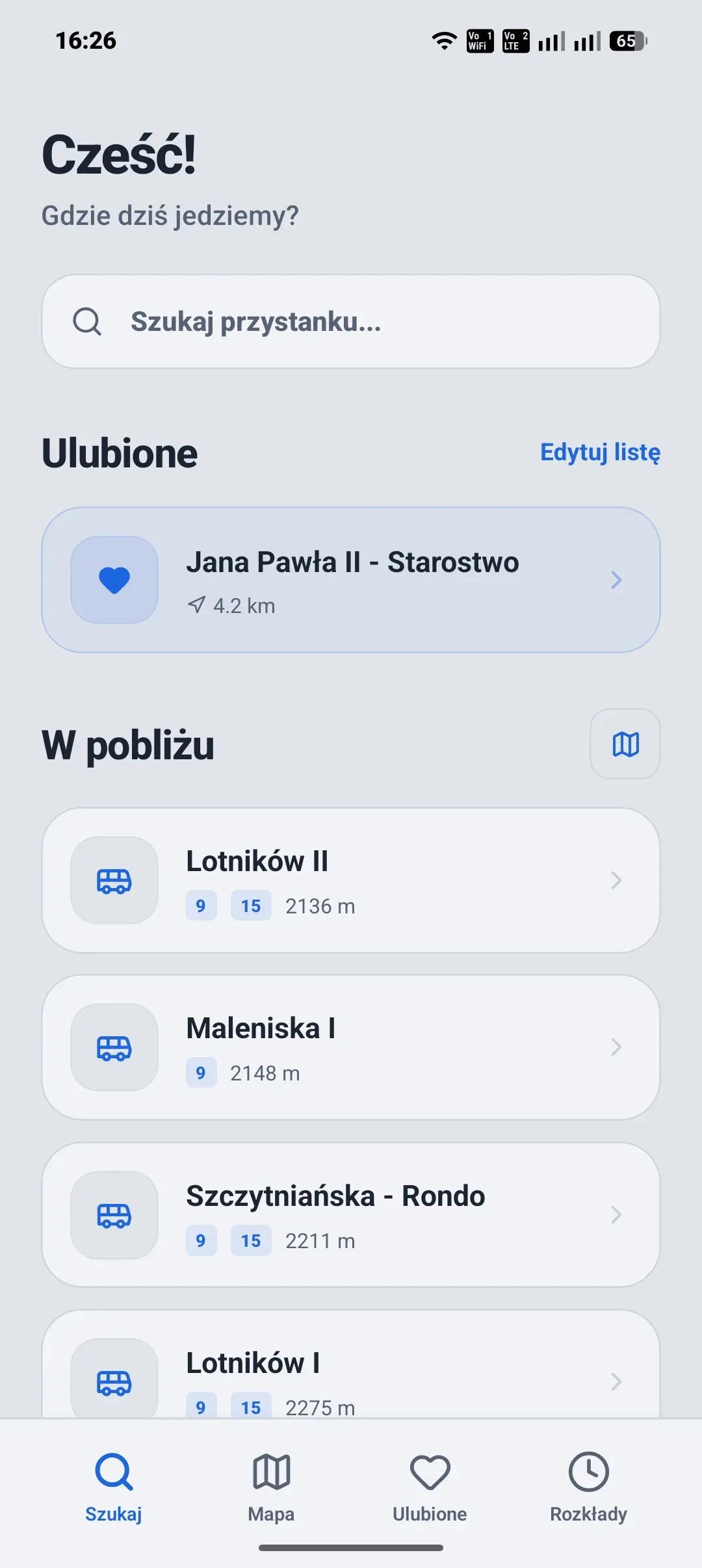 Aplikacja autobusowa - ekran główny z pytaniem „Gdzie dziś jedziemy?”, zapisanym ulubionym przystankiem i listą przystanków w pobliżu z odległością