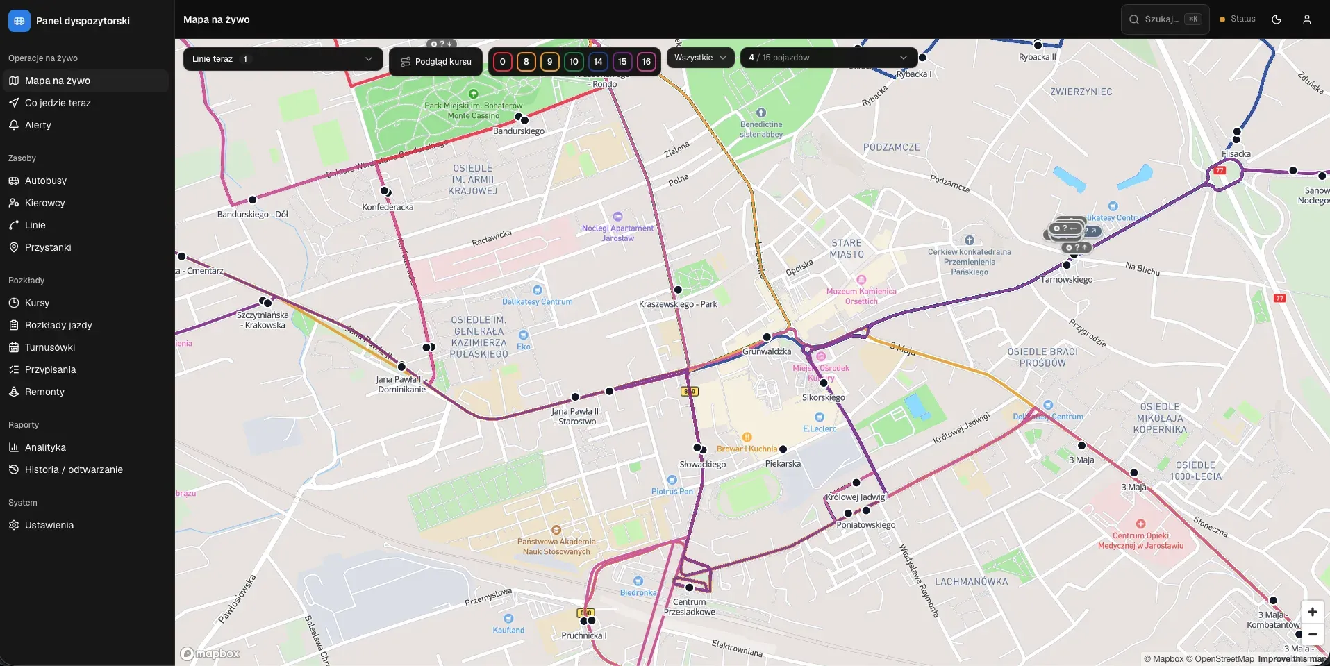 Panel dyspozytorski - mapa floty na żywo z bocznym menu modułów: mapa, co jedzie teraz, alerty, autobusy, kierowcy, linie, przystanki, kursy, turnusówki, przypisania, remonty, analityka i historia